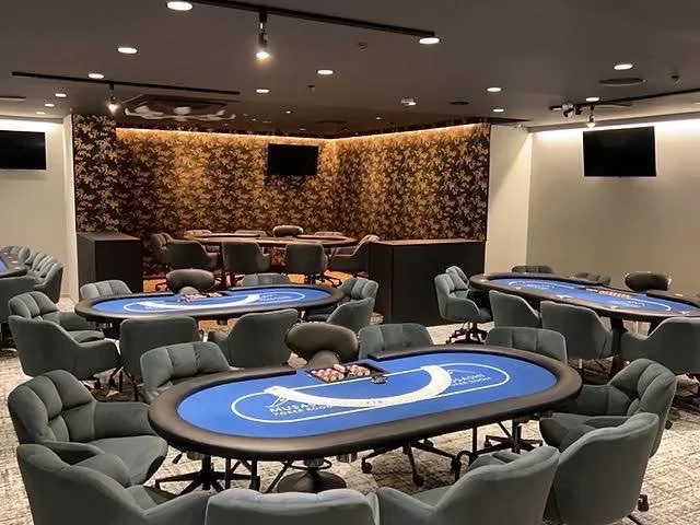 MUSASHI POKER ROOM 名古屋店の店内。ポーカーテーブルが並ぶフロア